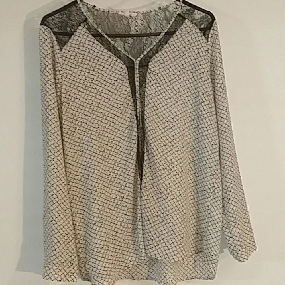 Pleione long sleeved top black & white lace